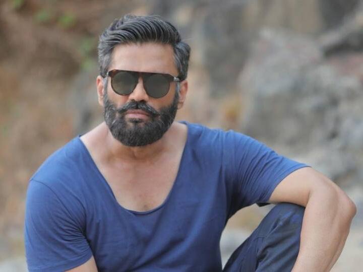 ਸੁਨੀਲ ਸ਼ੈੱਟੀ- ਸੁਨੀਲ ਸ਼ੈੱਟੀ ਭਾਵੇਂ ਫਿਲਮਾਂ ਤੋਂ ਦੂਰ ਹਰ ਪਰ ਵਿਵਾਦ ਉਨ੍ਹਾਂ ਨੂੰ ਕਦੇ ਨਹੀਂ ਛੱਡਦੇ। ਸੁਨੀਲ 'ਤੇ ਇਕ ਕਾਰੋਬਾਰੀ ਨੇ 10 ਲੱਖ ਦਾ ਚੈਕ ਬਾਊਂਸ ਕਰਨ ਦਾ ਦੋਸ਼ ਲਾਇਆ ਸੀ, ਜਿਸ ਤੋਂ ਬਾਅਦ ਉਸ ਨੂੰ ਜੇਲ੍ਹ ਦਾ ਸਾਹਮਣਾ ਕਰਨਾ ਪਿਆ ਸੀ।