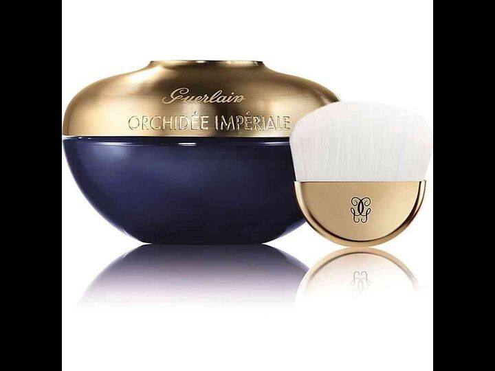 Guerlain Orchidée Impériale Mask: चेहरे पर चमक बनाए रखने के लिए महिलाएं बाजार में आने वाले लगभग हर नए मास्क को ट्राई करती हैं. लेकिन इस मास्क के बारे में अभी तक आपने सुना भी नहीं होगा. बता दें कि चेहरे पर ग्लो बनाए रखने के लिए ये मास्क एक अच्छा उदहारण है. यह पेरिस का ब्रांड है. स्किन पर दिखने वाला स्ट्रेस को दूर करने के लिए ये मास्क बेस्ट है. इतना ही नहीं, ये ब्रांड पर्यावरण से होने वाले नुकसान से ठीक करने का दावा भी करता है. बता दें कि 75 ml के इस मास्क की कीमत 28,959 रुपये है.