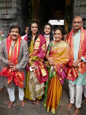 या फोटोमध्ये सिधूने पांढऱ्या रंगाचा बेस असणारी साडी नेसली आहे. ज्यावर गुलाबी, निळ्या आणि जांभळ्या रंगाची फुले आहे.(photo tweeted by : @Pvsindhu1)