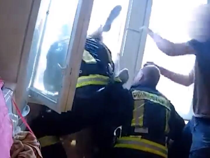 Firefighter Catches Man Mid-Air During Suicide Attempt, Video goes viral ఓ మై గాడ్.. మేడపై నుంచి దూకిన వ్యక్తిని గాల్లో ఉండగానే క్యాచ్ పట్టుకున్నారు, ఎలాగంటే..