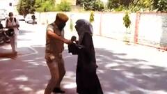 Aligarh: SSP दफ्तर के बाहर महिला ने किया आत्मदाह का प्रयास| ABP Ganga