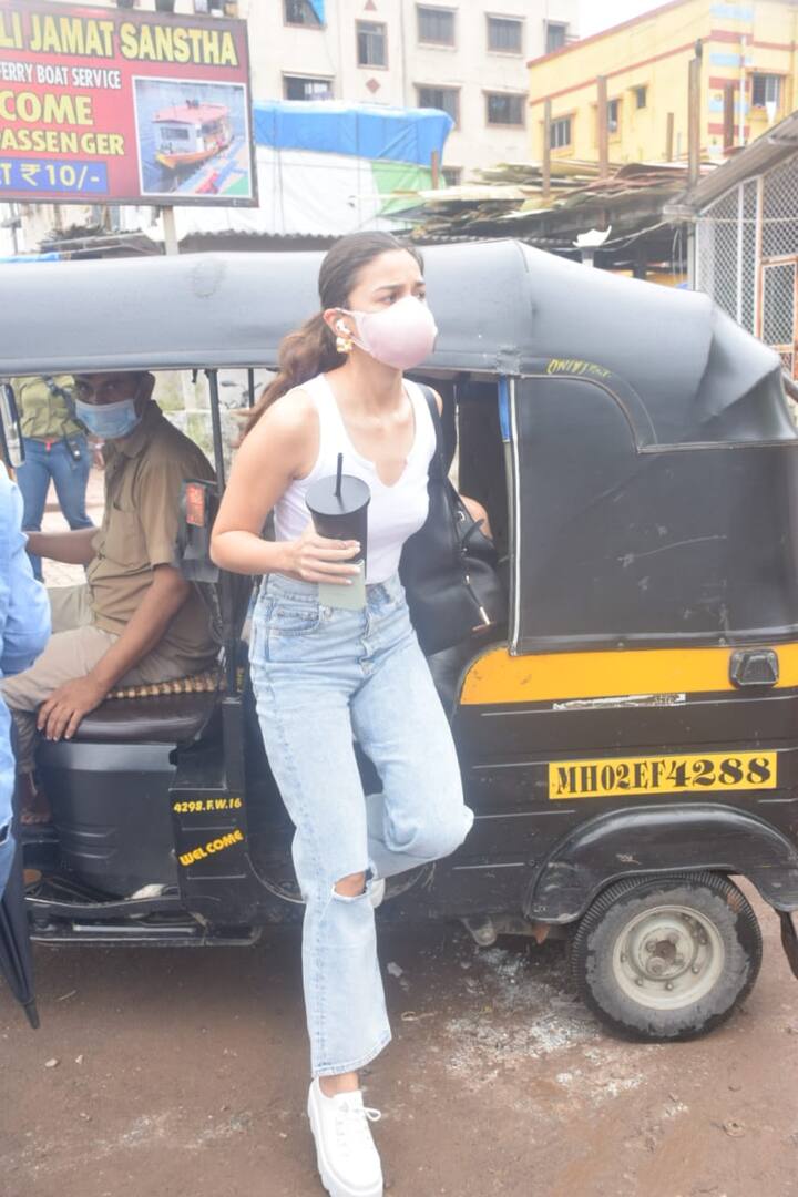 आज आलिया भट्ट वर्सोवा में स्पॉट हुईं. खास बात ये थी कि आलिया यहां ऑटो से पहुंची थीं. आजकल अक्सर बॉलीवुड स्टार्स पब्लिक ट्रांसपोर्ट से सफर करते देखे जाते हैं. और आलिया भी उनमें शामिल हैं.