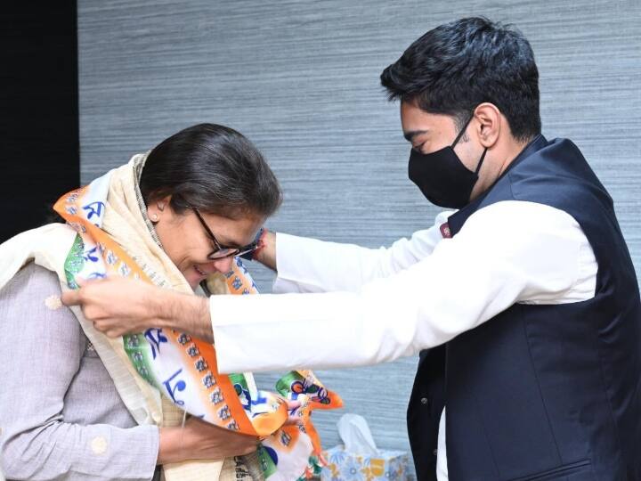 Soon After Resigning From Congress, Sushmita Dev Joins TMC In Presence Of Abhishek Banerjee TRS Ex-Congress MP Sushmita Dev Joins TMC In Presence Of Abhishek Banerjee, Tweets 'Khela Hobe'