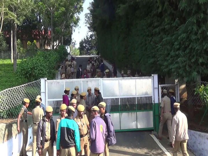 கோடநாடு வழக்கை தீவிரப்படுத்தும் போலீஸ்.. விசாரணைக்கு அழைக்கப்பட்ட சயன்!