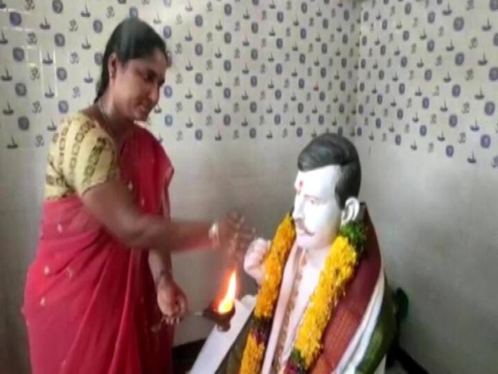 Women built Temple in memory of her dead husband in Andhra pradesh goes viral Viral Video | இறந்த கணவருக்கு கோயில் கட்டிய மனைவி : வைரலான வீடியோ..!