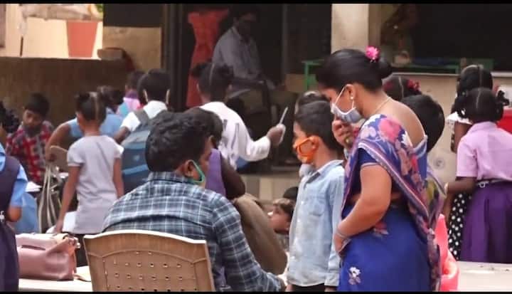 తరగతి గదిలో 20 మంది విద్యార్థులు మించకూడదు. తల్లిదండ్రుల లిఖితపూర్వక అనుమతితోనే విద్యార్థులు తరగతులకు హాజరుకావాలి.
