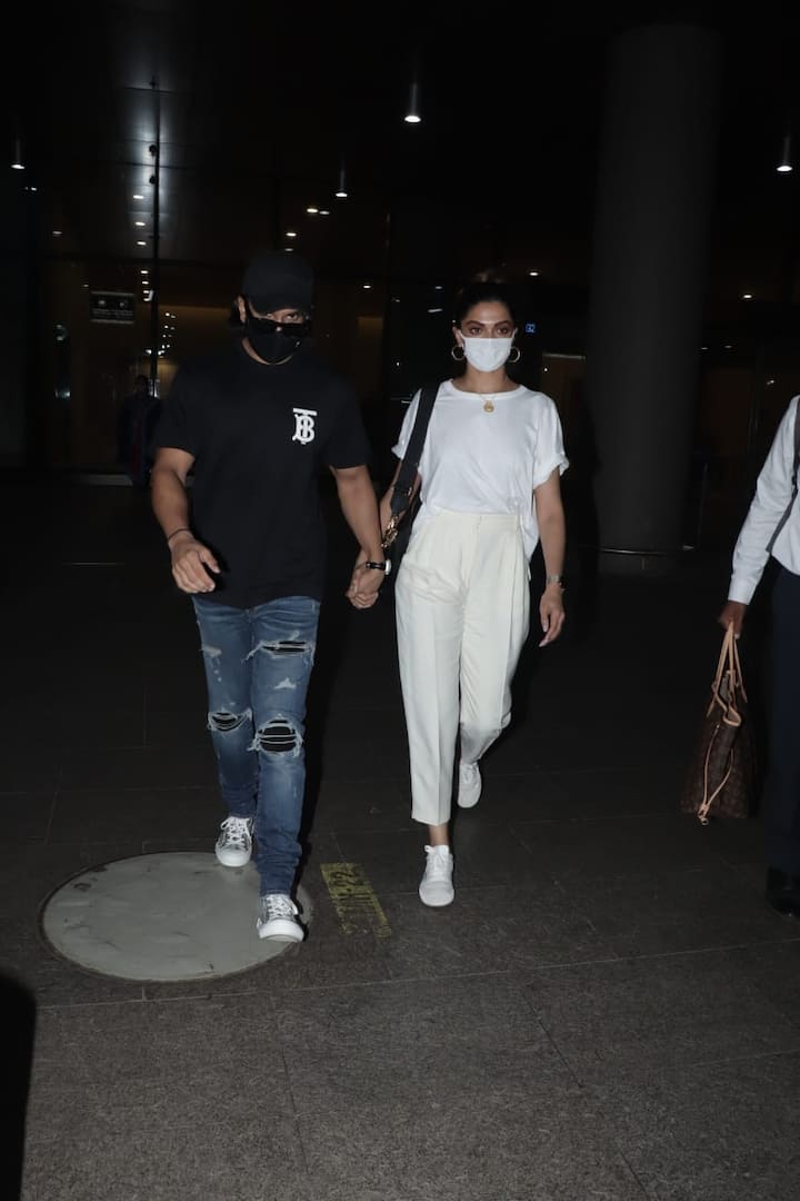 Both complemented each other in shades of black and white, as they arrived at the terminal. [pic credit: Manav Manglani]