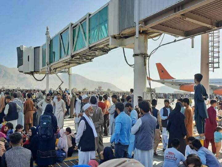 Afghanistan Taliban Crisis: People hanging on plane tires falling from sky in Kabul airport Afghanistan Taliban Crisis: விமானத்தின் டயரில் அமர்ந்து தப்பிக்க துடிக்கும் மக்கள் : ஆஃப்கனின் அதிர்ச்சி வீடியோக்கள்