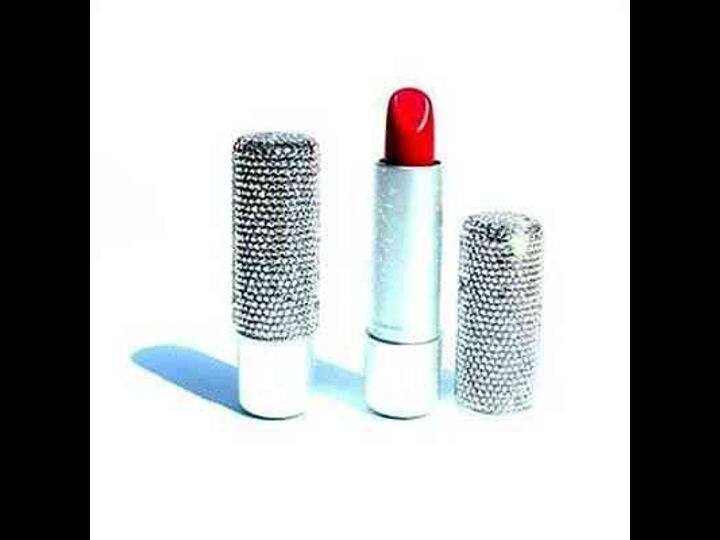 Couture Beauty Diamond Lipstick की बात करें तो ये दुनिया का सबसे महंगा ब्रांड है. इस ब्रांड की लिपस्टिक की कीमत 14 मीलियन डॉलर यानि 93 करोड़ रुपये है. अब आप सोच रहे होंगे की इतनी महंगी लिपस्टिक में क्या डायमंड जड़े हैं. तो आपको बता दें कि आप बिल्कुल सही सोच रहे हैं. दरअसल, इस ब्रांड की लिपस्टिक के महंगा होने की एकमात्र वजह इसके डिब्बों का शुद्ध हीरों से बना होना है. इसके डिब्बे पर 1200 गुलाबी डायमंड लगाए गए हैं. इसे खरीदने वाले को फोन पर लाइफटाइम इसके अपडेट्स दिए जाते हैं.