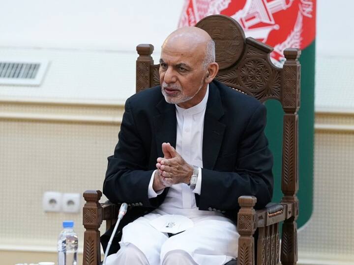 Afghanistan President Ashraf Ghani flees Kabul in helicopter stuffed with cash Says Reports मीडिया रिपोर्ट में दावा- नकदी से भरे हेलीकॉप्टर में काबुल से भागे थे अफगानिस्तान के राष्ट्रपति अशरफ गनी