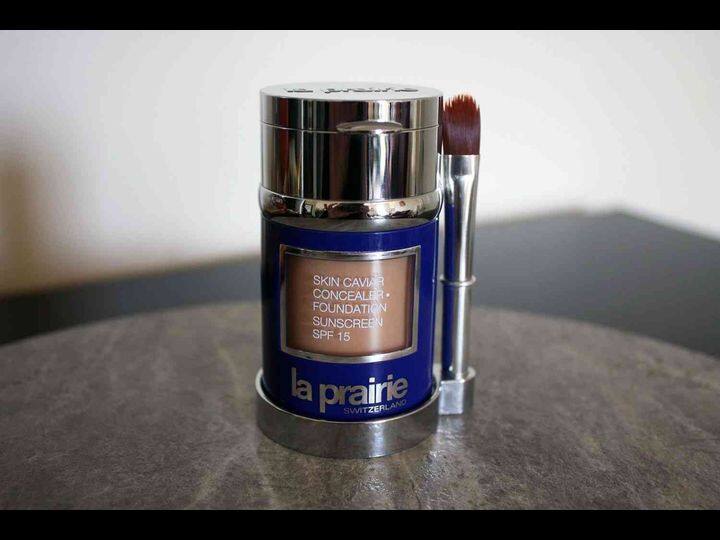 La Prairie Skin Caviar Concealer + Foundation: चेहरे से मेल खाता फाउंडेशन ढूंढना किसी टास्क से कम नहीं है. ऐसे में महिलाएं न जाने कितने ब्रांड अपने फेस पर ट्राई कर लेती हैं. लेकिन एक परफेक्ट फाउंडेशन फिर भी नहीं ढूंढ पाती. हम सभी जानते ही है कि फ़ाउंडेशन महंगे ही आते हैं. लेकिन La Prairie का फाउंडेशन नॉर्मल फॉउंडेशन के मुकाबले कुछ ज्यादा ही मंहगा है. 50 ml का Concealer + Foundation की कीमत 28,207 रुपये है, और यही इसे दुनिया का सबसे महंगा फ़ाउंडेशन बनाता है.