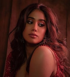 Janhvi Kapoor ब्लू बिकिनी में आईं नज़र, किया कुछ ऐसा कि वायरल हो गई उनकी ये फनी वीडियो