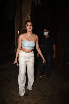 Rhea Kapoor-Karan Boolani Wedding Reception: रिया कपूर के वेडिंग रिसेप्शन में जाह्नवी कपूर और शनाया कपूर ने लूटी महफिल, देखें इनका खूबसूरत अंदाज