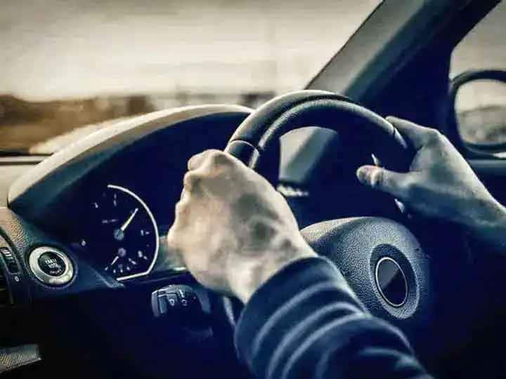 Don't use this five trick while driving Driving Tips: गाड़ी चलाते वक्त यह 5 आदतें कर सकती है आपके गाड़ी की उम्र कम