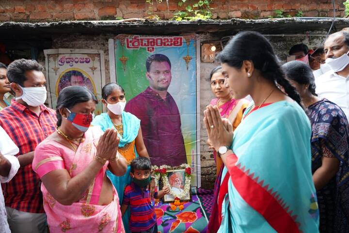 తెలంగాణ ఉద్యమంలో ముందు వరుసలో ఉండి పోరాటం చేసిన యువకులు, విద్యార్థులకు ప్రత్యేక రాష్ట్రంలో నిరాశే మిగిలిందని షర్మిల అన్నారు.