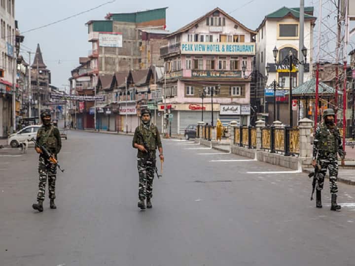 कश्मीर में लोगों के एकत्रित होने पर लगी पाबंदी, मोबाइल इंटरनेट सेवा भी बंद
