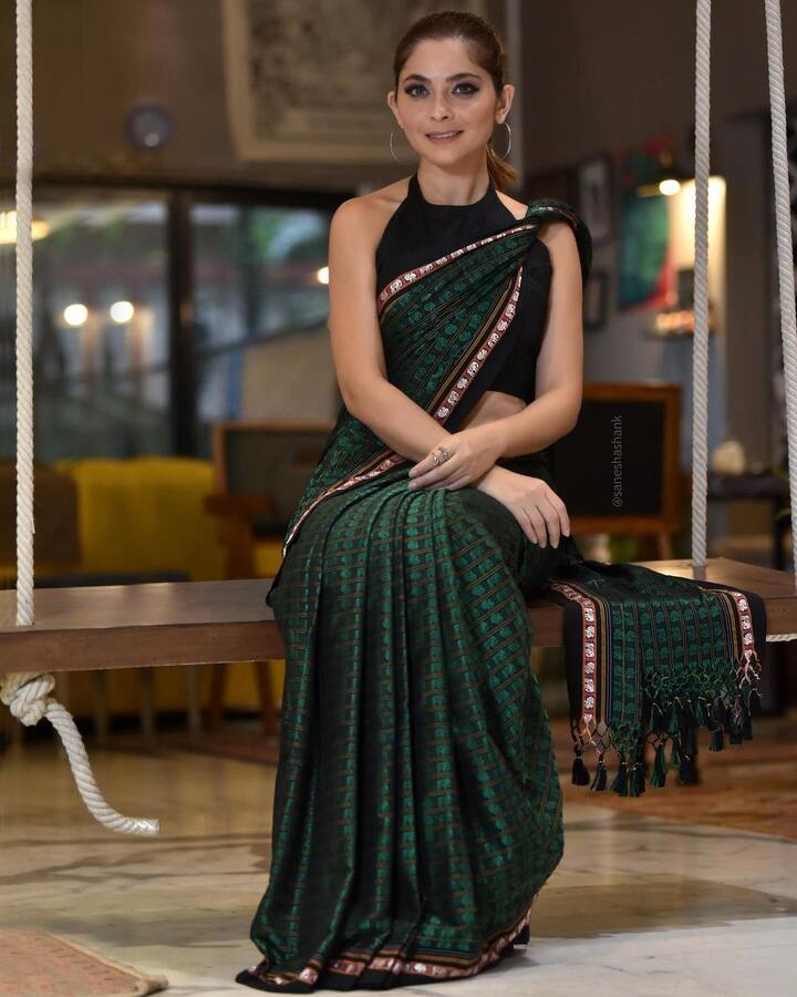 चाहत्यांना हा लूक आवडला असून सोनालीच्या फोटोंवर चाहत्यांकडून लाईक्स आणि कमेंट्सचा वर्षाव करण्यात येत आहे. (PHOTO : @sonalee18588/Instagram)