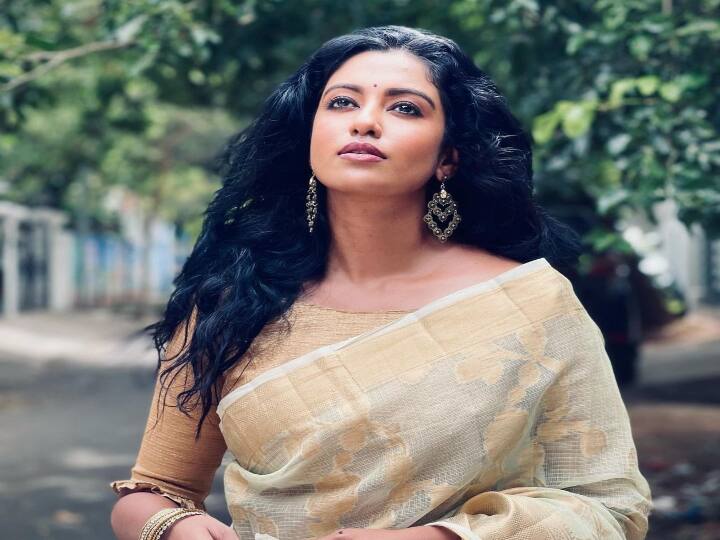 பட்டுக் கருநீலப் புடவை பதித்த நல்வயிரம் நட்ட நடுநிசியில் தெரியும் நட்சத்திரங்களடி