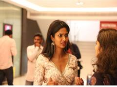 Actress Keerthi Pandian  pics | ஆசை தூண்டிலில் மாட்டிக்கொண்டு இது தத்தளித்து துடிக்கிறதே - கீர்த்தி பாண்டியன் போட்டோஷூட்