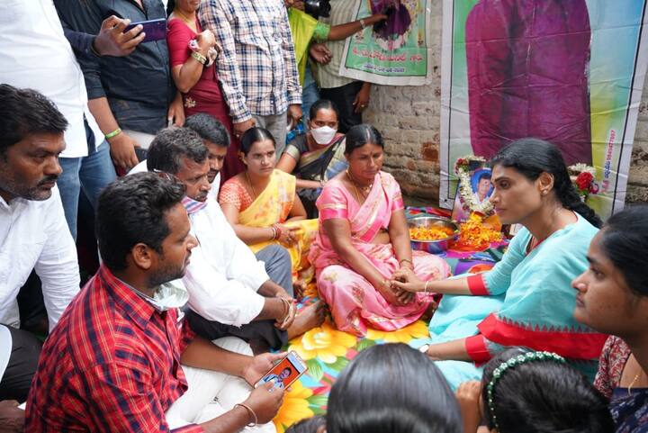 ఉద్యోగాలు వస్తాయని భావించిన యువత కేసీఆర్ చేతిలో మోసపోయారని.. తెలంగాణ కోసం వేల మంది బలిదానం చేసుకుంటే.. ప్రభుత్వం తీరుతో నిరుద్యోగులకు తీరని అన్యాయం జరుగుతోందని విమర్శించారు.