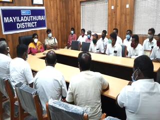bilateral fishermen petition separately to the district collector சுருக்குமடி வலையால் கிடுக்குப்பிடி- மயிலாடுதுறை ஆட்சியரை மாறி மாறி சந்திக்கும் மீனவர் குழுக்கள்...!