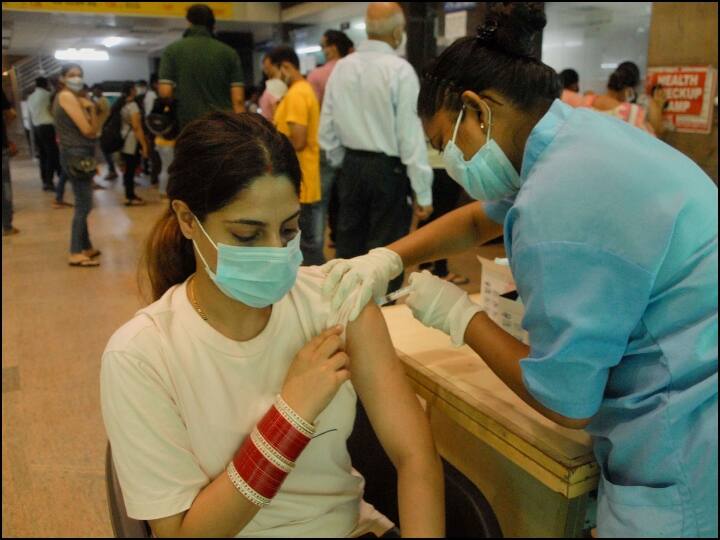 Covishield Vaccine: కోవిషీల్డ్ వ్యాక్సిన్ 84 రోజుల గ్యాప్పై కేంద్రం పునరాలోచన.. వ్యవధి తగ్గే ఛాన్స్ The 84-day dose gap for Covishield is being reviewed for the third time this year and may be reduced, government sources said today. Covishield Vaccine: కోవిషీల్డ్ వ్యాక్సిన్ 84 రోజుల గ్యాప్పై కేంద్రం పునరాలోచన.. వ్యవధి తగ్గే ఛాన్స్