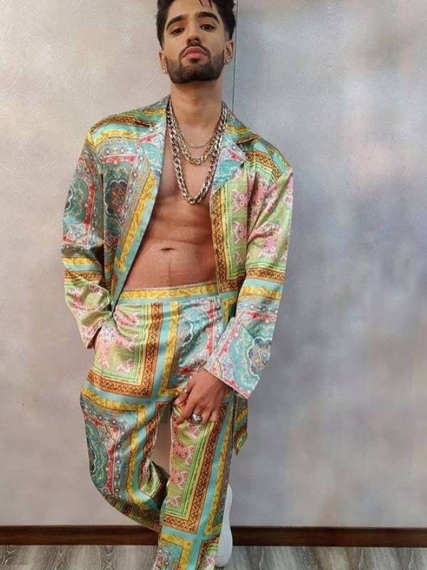 कुमकुम भाग्य में काम कर चुके जीशान खान को प्रति सप्ताह 2.50 लाख रुपए मिल रहे हैं.