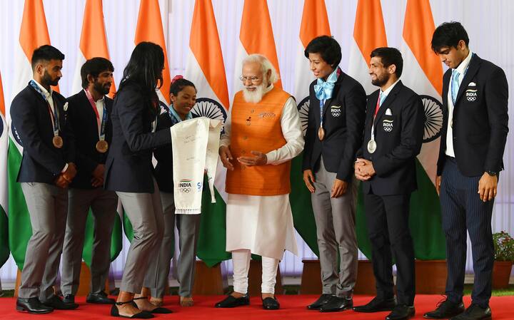 ట్రాక్ అండ్ ఫీల్డ్లో దేశానికి తొలి స్వర్ణాన్ని అందించిన నీరజ్ చోప్రాతో ఆయన ముచ్చటించారు.