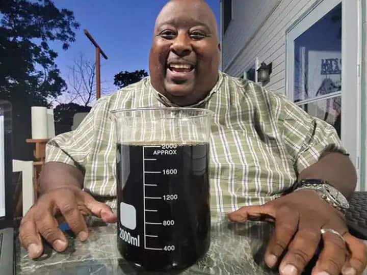 US Man Sets Guinness World Record For Drinking 2 Litres of Soda Under 18.45 Seconds ‛நீ... 3 பீரை முழுசா குடிக்கிறவனா இருக்கலாம்... அதுக்காக 2 லிட்டர் சோடாவை 18 நொடியில் குடிக்க முடியாது’