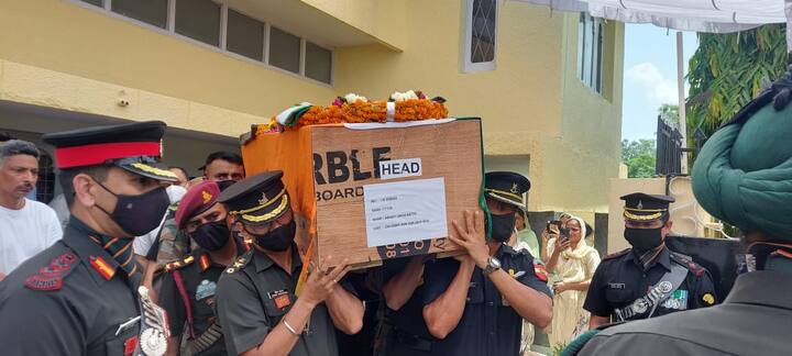 ਅਬੀਤ ਸਿੰਘ ਬਾਠ ਤੇ ਇੱਕ ਹੋਰ ਪਾਇਲਟ ਜਯੰਤ ਜੋਸ਼ੀ ਪਠਾਨਕੋਟ ਤੋਂ ਹੈਲੀਕਾਪਟਰ ਰਾਹੀਂ ਉਡਾਣ ਭਰੀ ਸੀ।