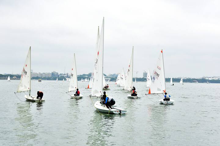 హుస్సేన్ సాగర్లో హైదరాబాద్ సెయిలింగ్ వీక్ పేరిట నిర్వహిస్తోన్న పోటీలు అట్టహాసంగా జరుగుతున్నాయి.