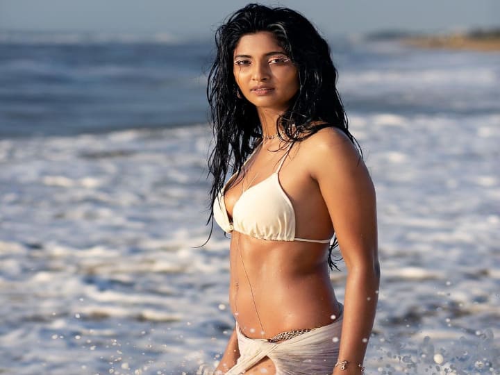 கடற்கரை ஒன்றில் நீச்சலுடையில் இருக்கும் புகைப்படங்களை வெளியிட்டு ரசிகர்களை அதிர வைத்துள்ளார்