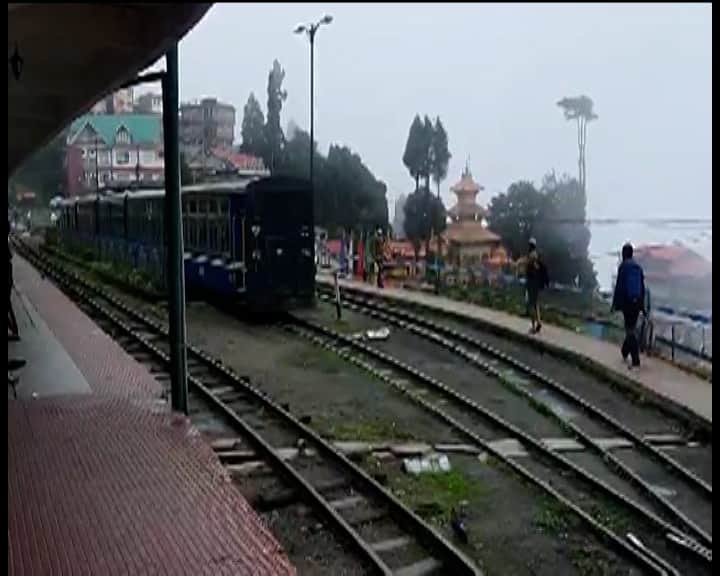 মাঝে কয়েক মাসের বিরতি। আবার শোনা যাচ্ছে সেই ম্যাজিক হুইসল্। পাহাড়ের বুক চিড়ে ছুটে চলেছে টয়ট্রেন।