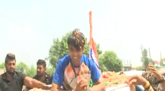 ਪਾਣੀਪਤ ਪਹੁੰਚਣ ਤੇ ਨੀਰਜ ਚੋਪੜਾ ਦਾ ਸ਼ਾਨਦਾਰ ਸਵਾਗਤ,ਇਲਾਕਾ ਵਾਸੀਆਂ ਨੇ ਕੀਤੀ ਫੁੱਲਾਂ ਦੀ ਵਰਖਾ