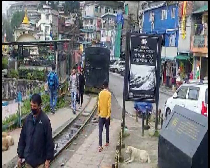 দার্জিলিং হিমালয়ান রেলওয়ের ডিরেক্টর জানিয়েছেন, সম্পূর্ণ কোভিড বিধি মেনে চলছে টয়ট্রেন। যাত্রীদের জন্য বাধ্যতামূলক মাস্ক ও হ্যান্ড স্যানিটাইজার।