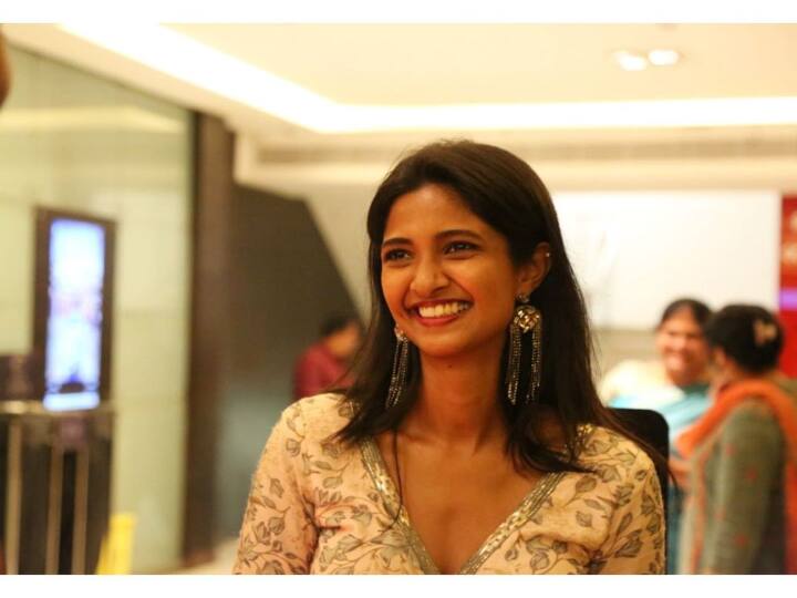 பிறகு தனது அப்பா அருண் பாண்டினும் இணைந்து 'அன்பிற்கினியாள்' என்ற படத்தில் நடித்தார். அப்பா - மகள் உறவு குறித்து பேசிய இப்படம் ரசிகர்களிடையே நல்ல வரவேற்பு பெற்றது