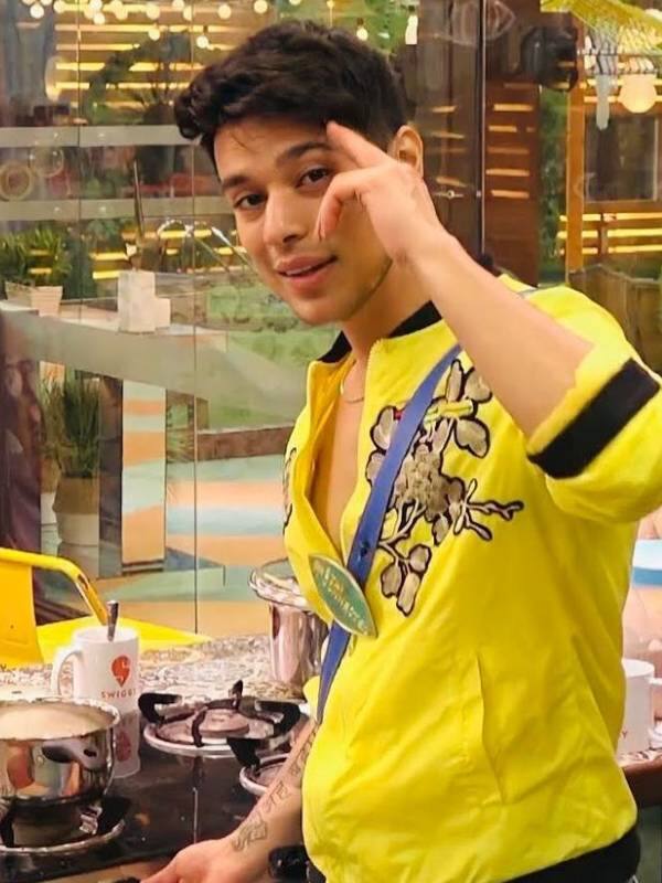 शो में सबसे कम फीस प्रतीक सहजपाल की है. उन्हें प्रति सप्ताह एक लाख रुपए मिल रहे हैं.