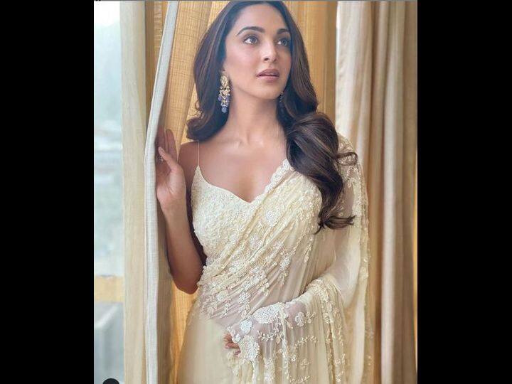 कियारा के चेहरे पर दिखने वाली सादगी ही उनके फैंस को दीवाना बनाती हैं. साथ ही, उनका एथनिक कैरी करने का निराला अंदाज युवाओं में खूब पसंद किया जा रहा है. ऑफ वाइट कलर की इस साड़ी में भी कियारा वाकई कमाल लग रही हैं.