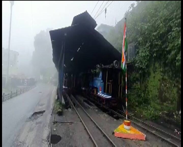 দার্জিলিং হিমালয়ান রেলওয়ে সূত্রে খবর,  ডিজেল জয়রাইডে যাত্রীপিছু ভাড়া ১০০০ টাকা।