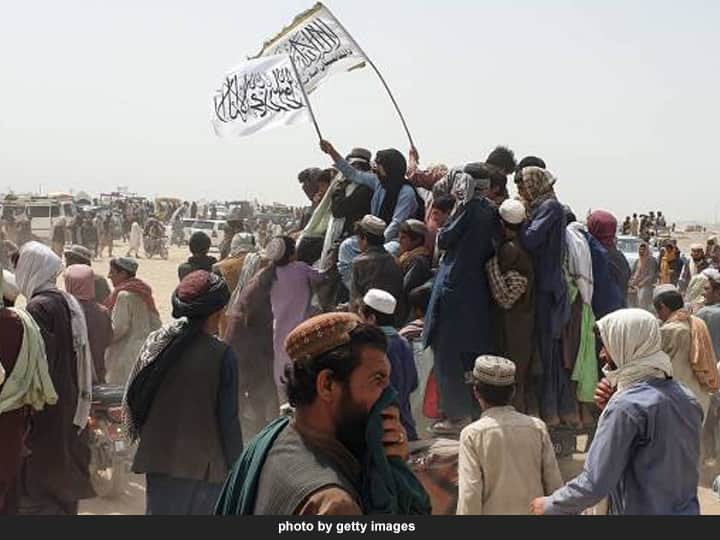 तालिबान या दहशतवादी संघटनेनं अफगाणिस्तानवर संपूर्ण नियंत्रण प्रस्थापित केलं असून त्यांच्या नेतृत्वाखाली अंतरिम सरकार स्थापन होणार हे आता स्पष्ट झालं आहे. राष्ट्रपती अशरफ घनी यांनी आता सत्तेचं शांततेच्या मार्गाने हस्तांतरण करण्याची तयारी दर्शवली आहे. (photo by getty images)