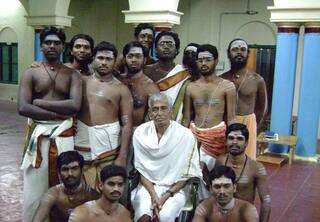 கோயில்களில் இருந்து அர்ச்சகர்கள் வெளியேற்றமா? - வைரல் புகைப்படம் பற்றிய Factcheck!