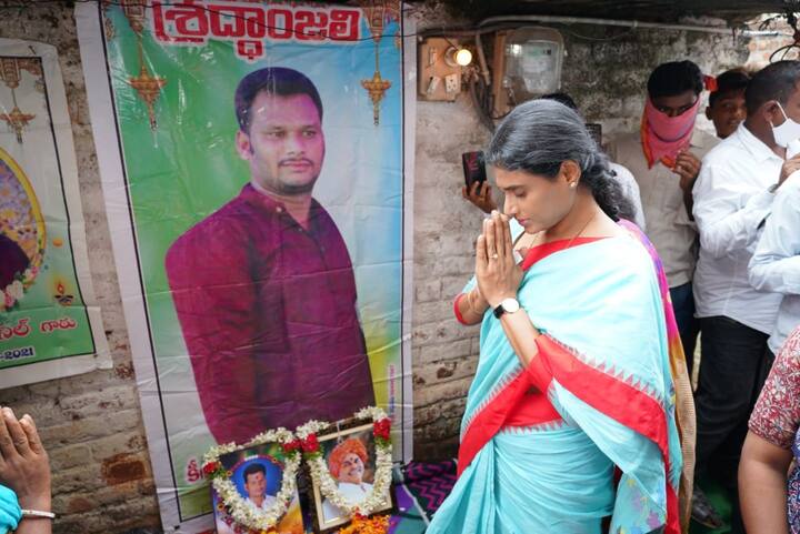కళ్ల ముందు ల‌క్షా 91 వేల ఉద్యోగాలు ఖాళీగా ఉన్నా క‌నీసం భ‌ర్తీ చేయ‌డం లేదని షర్మిల అన్నారు. నిరుద్యోగుల ఆత్మహత్యలు.. ప్రభుత్వ హత్యలేనని వ్యాఖ్యానించారు. ఇంటికో ఉద్యోగం ఇస్తానని చెప్పిన మోసగాడు కేసీఆర్ అని విమర్శించారు.