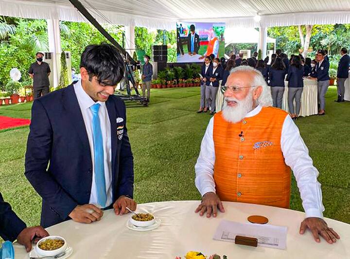गोल्डन बॉय नीरज चोप्राला त्यांनी चुरमा खायला दिला. तसेच कांस्य पदक विजेती बॅडमिंटनपटू पी.व्ही. सिंधूला आईस्क्रीमची पार्टीही दिली.(pti gallery)