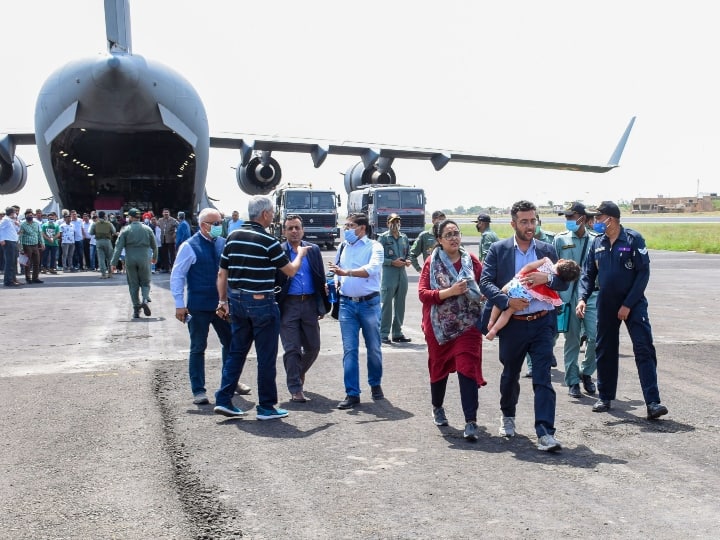 Ghaziabad Air Force aircraft returned from Kabul carrying Indian citizens welcomed shouted Jai Hind ann गाजियाबाद: काबुल से भारतीय नागरिकों को लेकर लौटे वायु सेना विमान का हुआ स्वागत, लगे जय हिंद के नारे