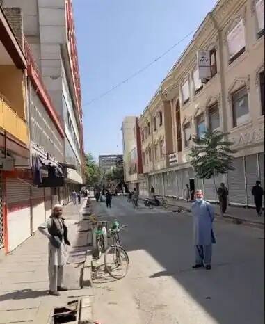 તાલિબાન શાસન બાદ કાબુલના રસ્તાંઓ પર સૂમસામી પસરાઇ ગઇ છે. માર્કેટમની સાથે સાથે ચિકન સ્ટ્રીટ શૉ પણ બંધ રહી. સ્થાનિક સ્ટૉર માલિકોને મનમાં હજુ પણ ડર છે. તેમનુ કહેવુ છે કે તાલિબાન પાસેથી મંજૂરી મળ્યા બાદ જ ખોલશે.