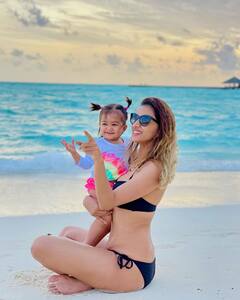 मदरहुड को इंजॉय कर रही है 'मेरी आशिकी तुमसे ही' फेम स्मृति खन्ना, समुद्र किनारे बिकनी में बेटी के साथ शेयर की फोटो