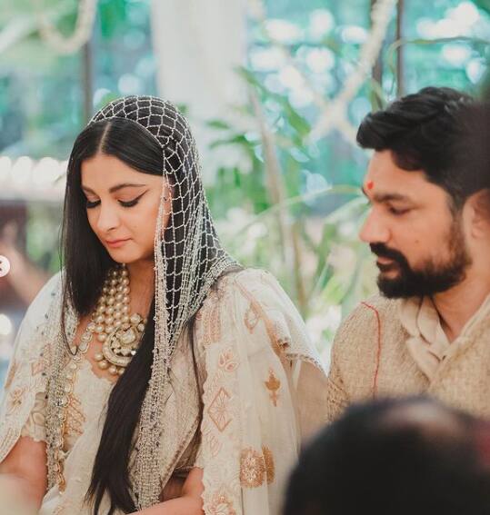 Thanking the event management company for helping the couple perform their wedding, Rhea wrote: I wanted to run away and get married in my living room. Thank you for making that possible. [pic credit: Instagram/Rhea Kapoor]