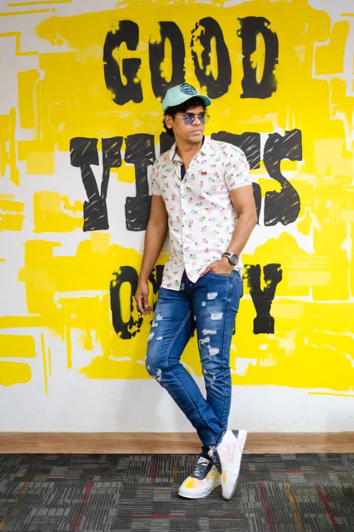 गोलमाल, गोलमाल रिटर्न्स, सिम्बा अशा सुपरहिट बॉलिवूड सिनेमांमध्ये त्याने अभिनय केला आहे पण त्यांचे पहिले प्रेम म्हणजे मराठी चित्रपट, टीव्ही आणि स्टेज असल्याचे तो ठामपणे सांगतो.