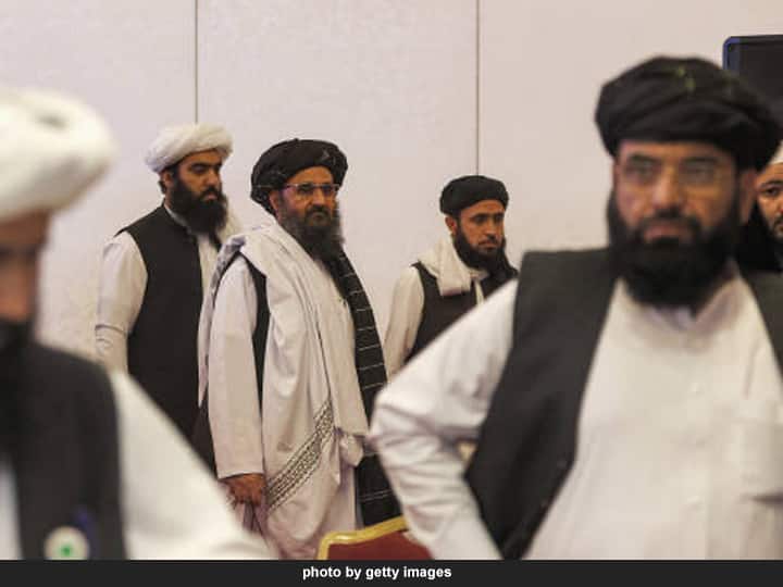 तालिबानच्या कोणत्या नेत्याकडे सत्तेची कमान जाते याकडे सर्वांचं लक्ष आहे. अशात तालिबानचा म्होरक्या मुल्ला अब्दुल घनी बरादार याचं नाव सर्वांत पुढं येत आहे. राष्ट्रपती पदासाठी त्याच्या नावाची लवकरच अधिकृत घोषणा होण्याची शक्यता आहे. (photo by getty images)