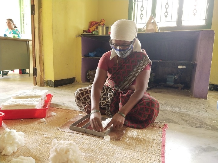 திண்டிவனத்தில் இயற்கை முறையில் நாப்கின் தயாரிப்பை ஊக்குவிக்கும் மகளிர் சுய உதவிக்குழு பெண்மணி...!